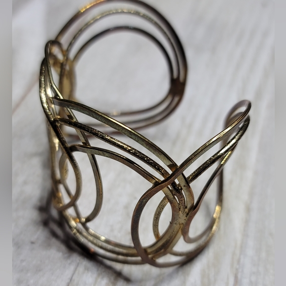 Gold geometric circle gold cuff bracelet - Picture 3 of 6